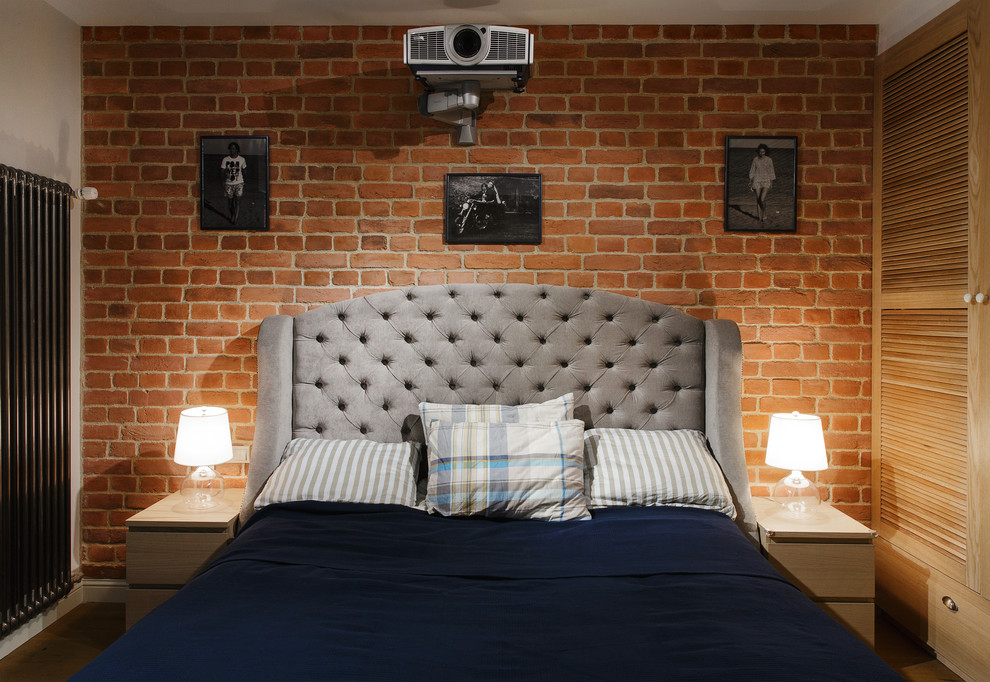 Источник вдохновения для домашнего уюта: хозяйская спальня в современном стиле с коричневыми стенами