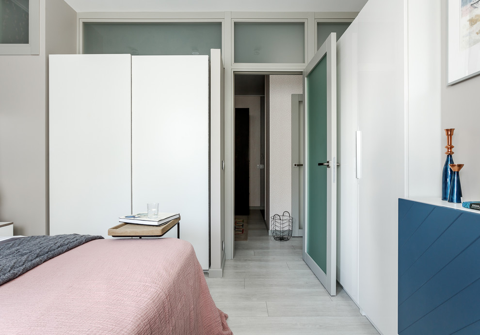 Ispirazione per una camera matrimoniale contemporanea con pareti grigie, parquet chiaro e pavimento grigio