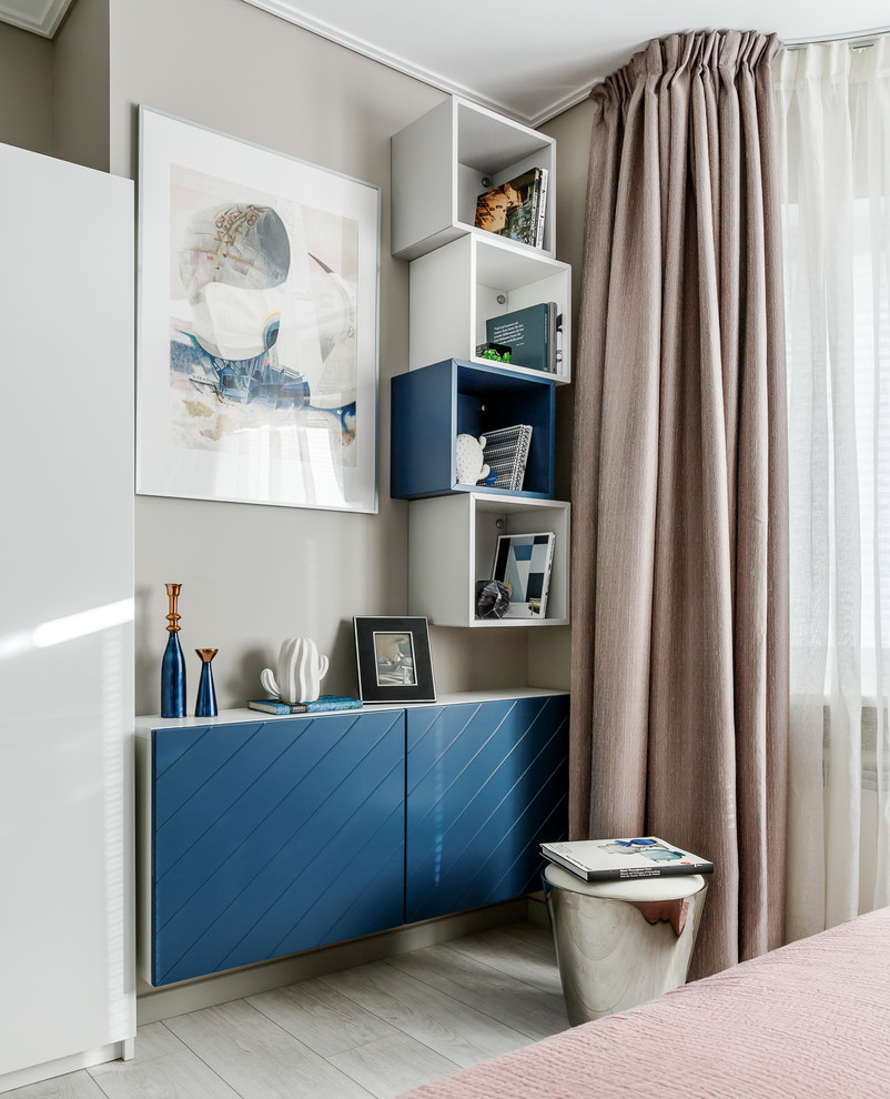 Источник вдохновения для домашнего уюта: спальня в современном стиле с серыми стенами, светлым паркетным полом и серым полом