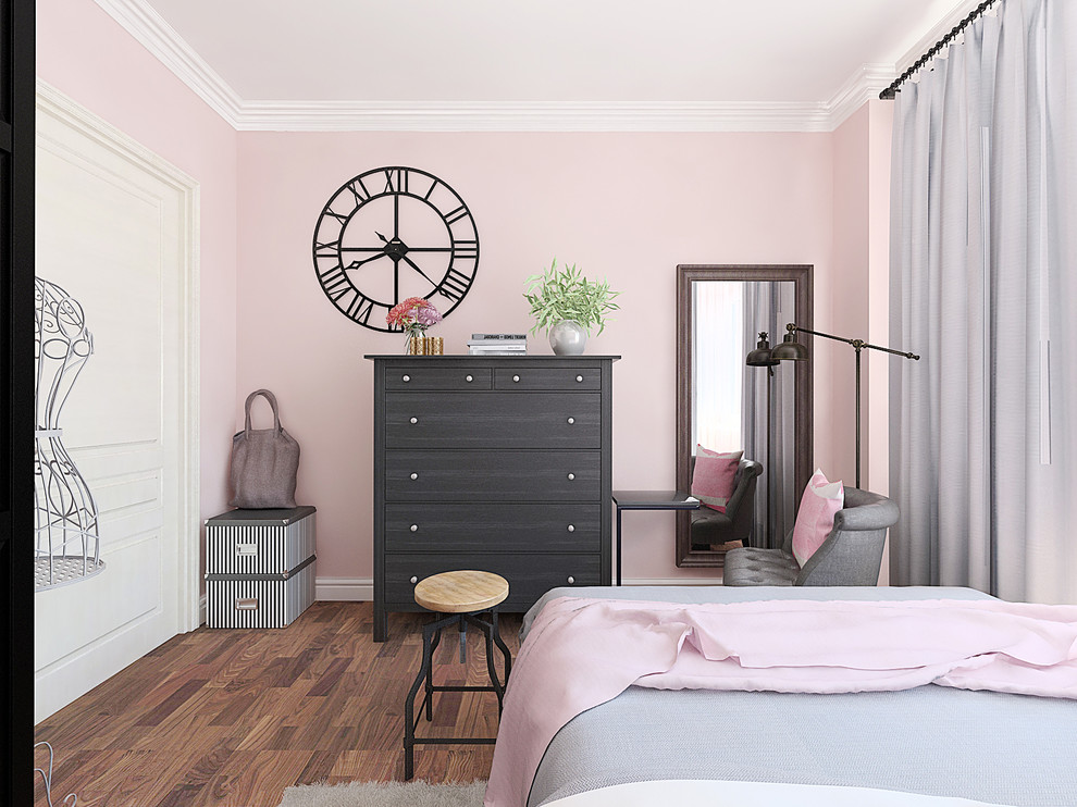 Modelo de dormitorio principal escandinavo pequeño con paredes rosas, suelo de madera oscura y suelo marrón