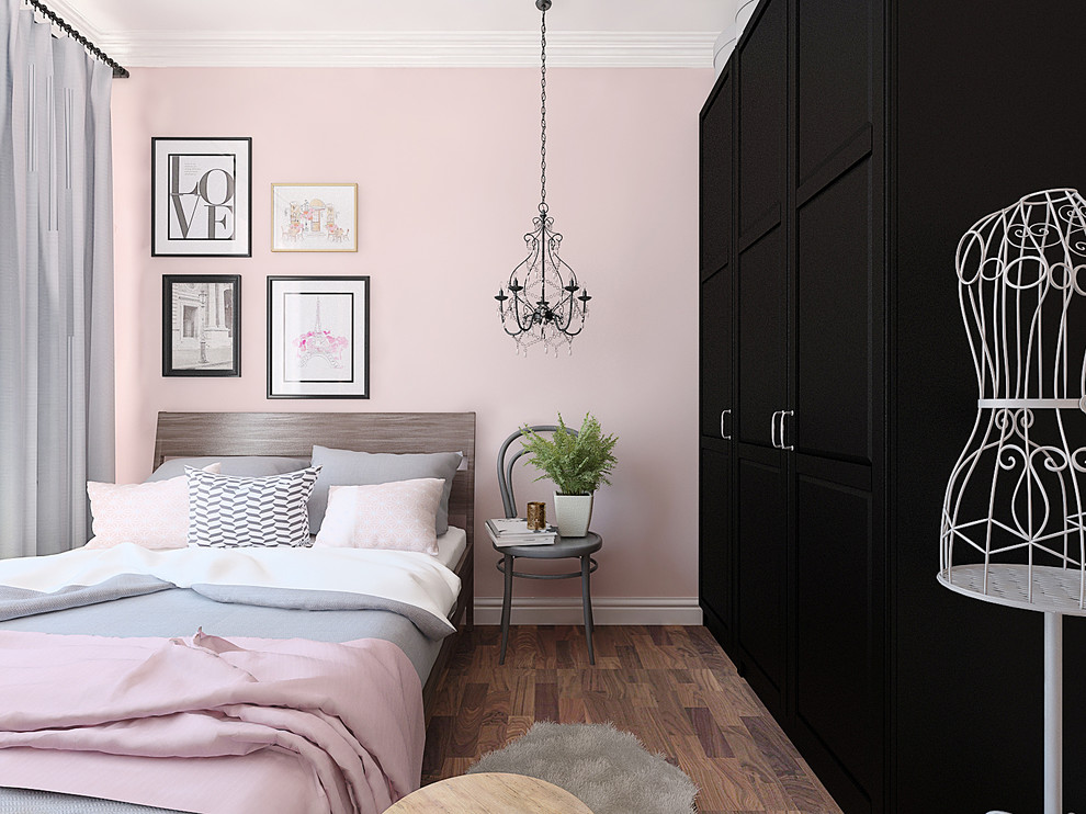 Modelo de dormitorio principal nórdico pequeño con paredes rosas, suelo de madera oscura y suelo marrón