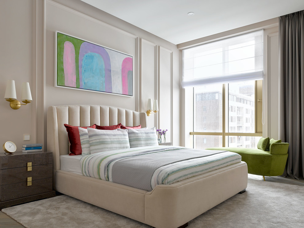 На фото: хозяйская спальня в стиле неоклассика (современная классика) с ковровым покрытием, бежевым полом и розовыми стенами