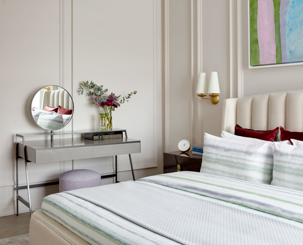 На фото: хозяйская спальня в стиле неоклассика (современная классика) с розовыми стенами и светлым паркетным полом с