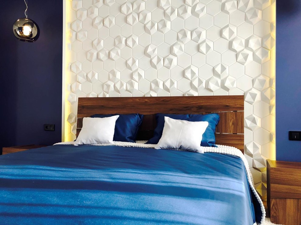 На фото: хозяйская спальня среднего размера в современном стиле с синими стенами с