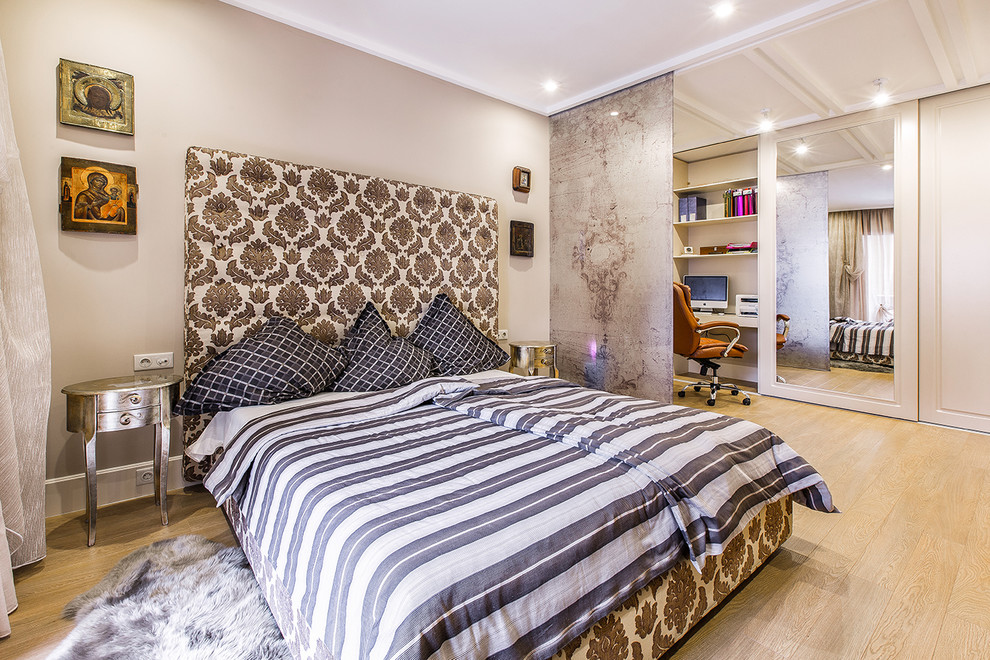 Стильный дизайн: большая хозяйская спальня в современном стиле с светлым паркетным полом и бежевыми стенами без камина - последний тренд