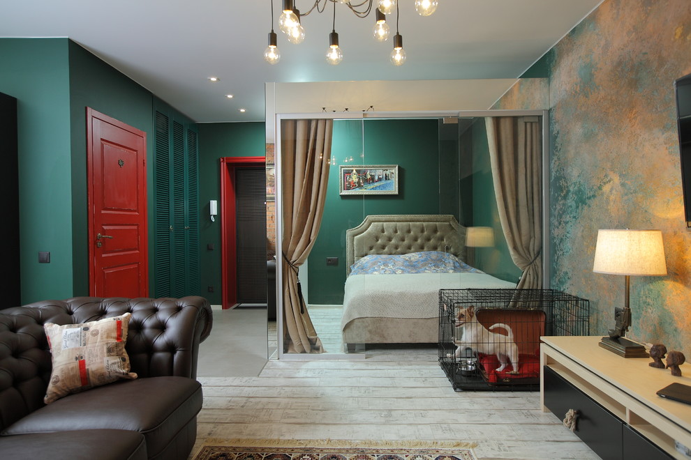 Eklektisches Schlafzimmer mit grüner Wandfarbe in Sonstige