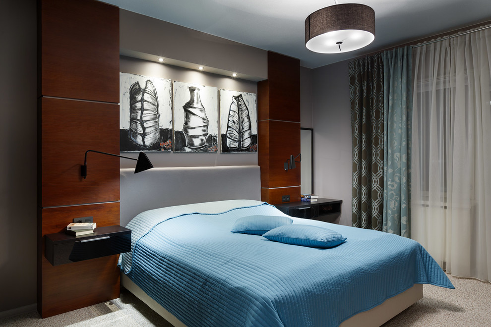 На фото: хозяйская спальня в современном стиле с серыми стенами и ковровым покрытием с