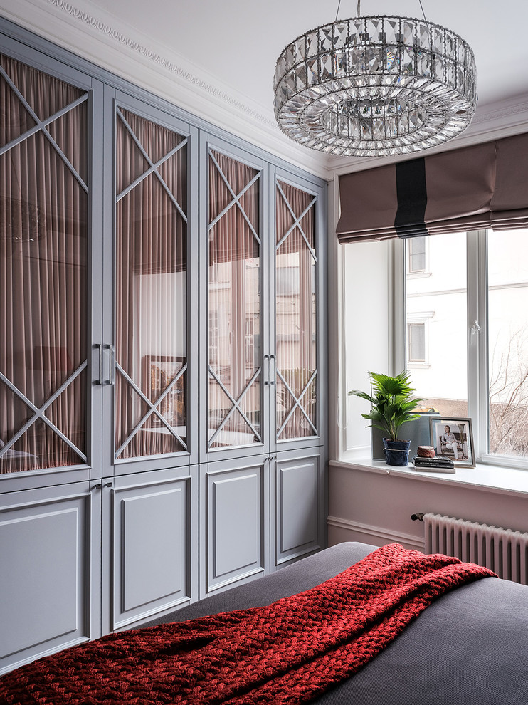 Свежая идея для дизайна: хозяйская спальня среднего размера в стиле неоклассика (современная классика) с белыми стенами и паркетным полом среднего тона - отличное фото интерьера