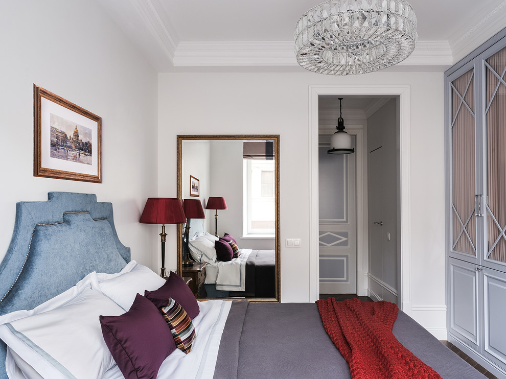 На фото: гостевая спальня среднего размера, (комната для гостей) в стиле неоклассика (современная классика) с белыми стенами и паркетным полом среднего тона с