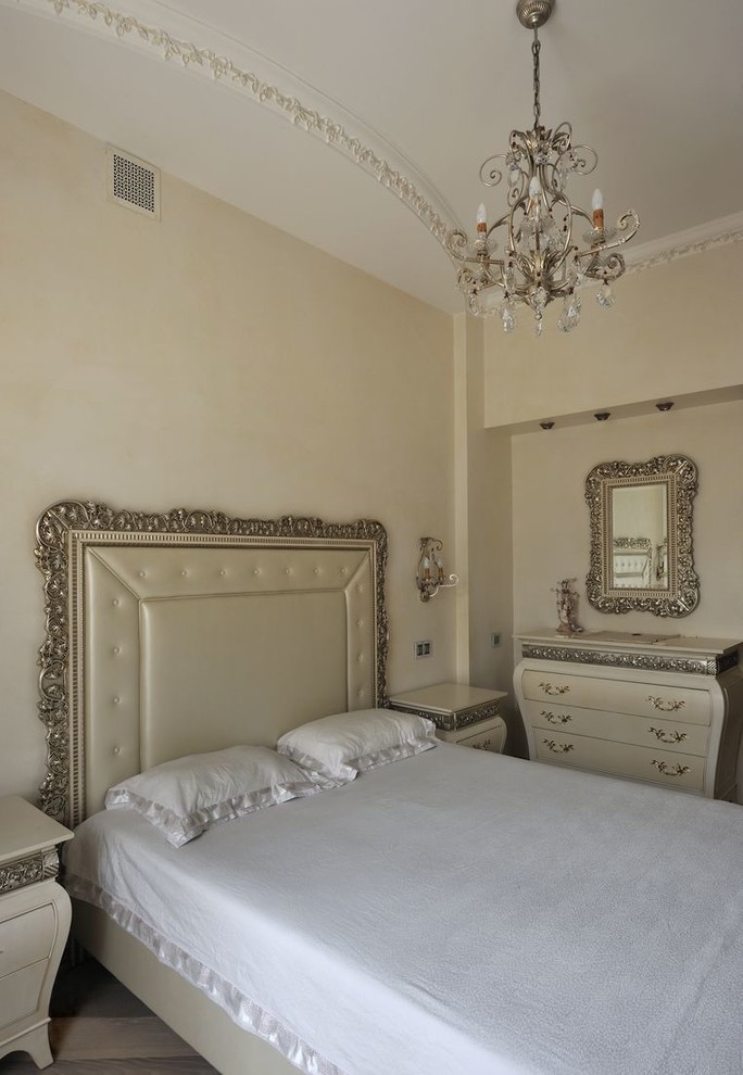 Diseño de dormitorio principal clásico de tamaño medio con paredes beige y suelo de madera en tonos medios