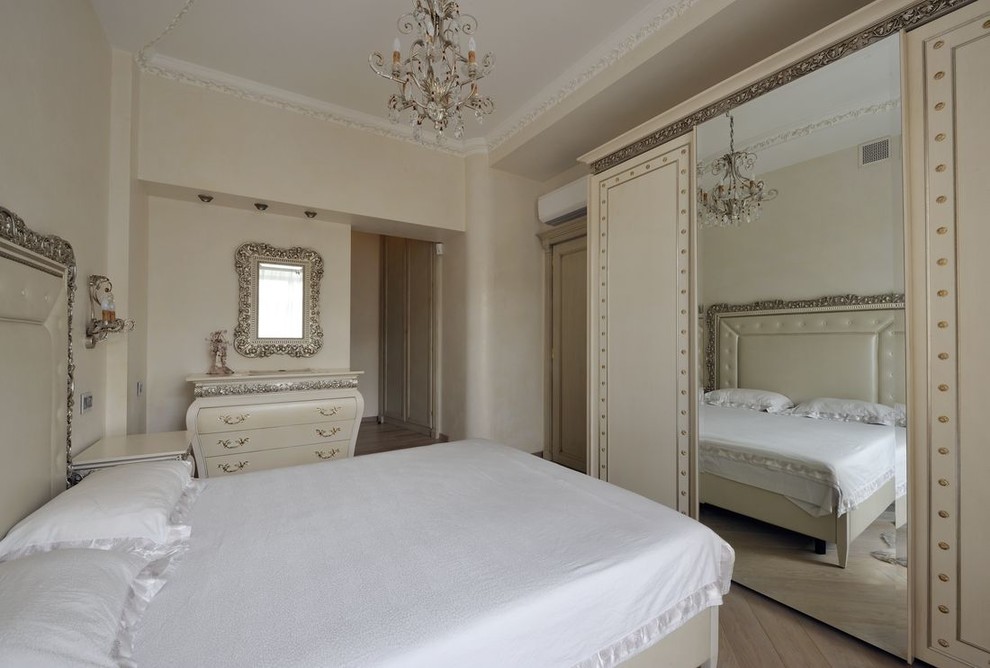 Foto de dormitorio principal clásico de tamaño medio con paredes beige y suelo de madera en tonos medios