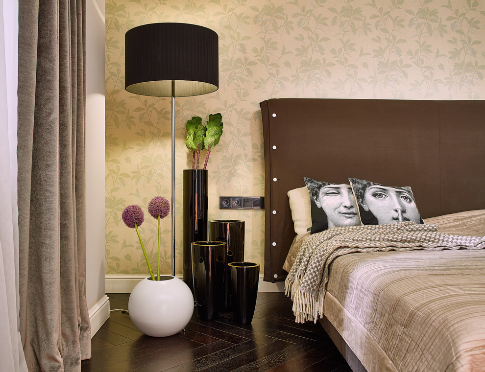 Ejemplo de dormitorio principal contemporáneo de tamaño medio con paredes beige y suelo de madera oscura