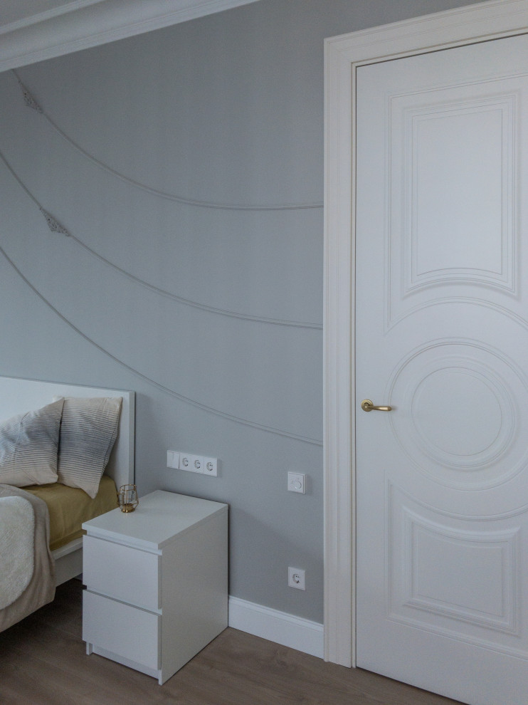 Mittelgroßes Klassisches Hauptschlafzimmer ohne Kamin mit grauer Wandfarbe, Laminat und beigem Boden in Moskau