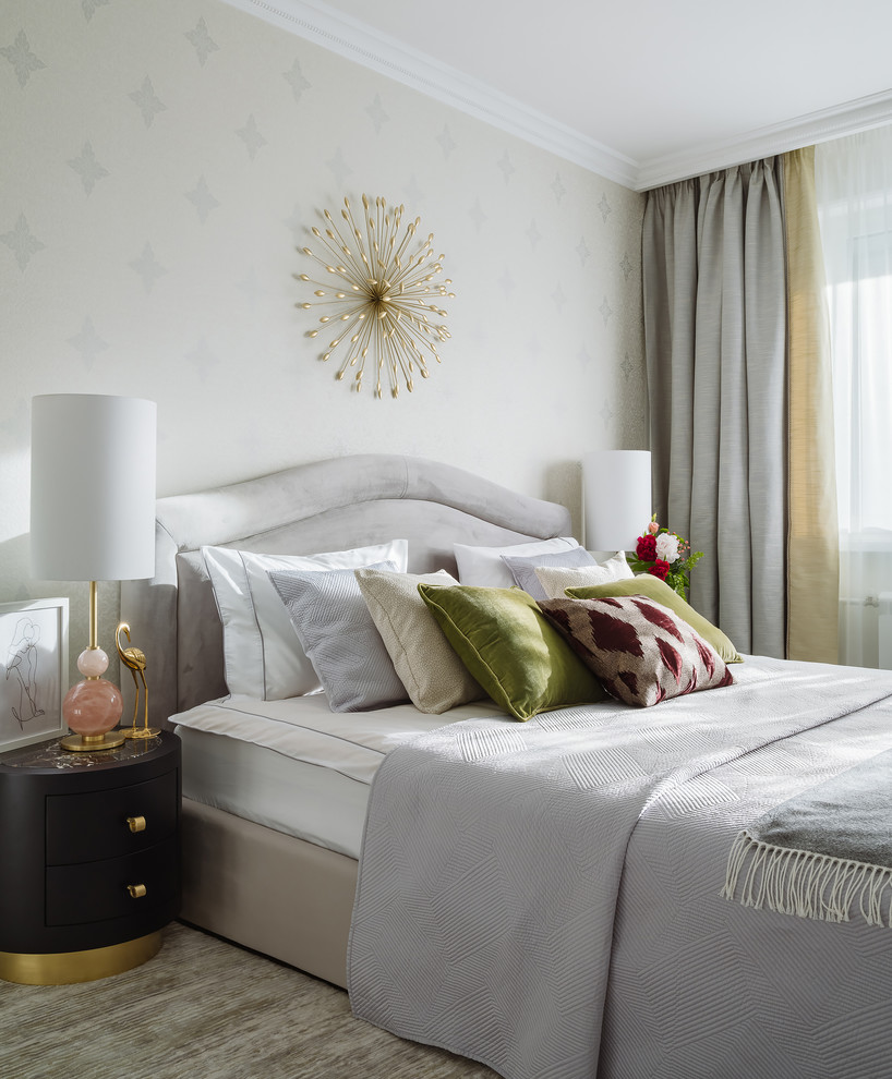 Свежая идея для дизайна: хозяйская спальня среднего размера в стиле неоклассика (современная классика) с серыми стенами, паркетным полом среднего тона и коричневым полом - отличное фото интерьера