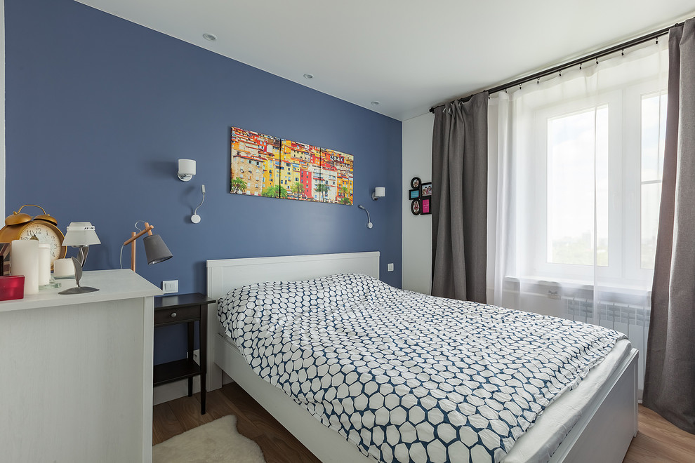 На фото: маленькая хозяйская спальня в стиле неоклассика (современная классика) с синими стенами и паркетным полом среднего тона без камина для на участке и в саду