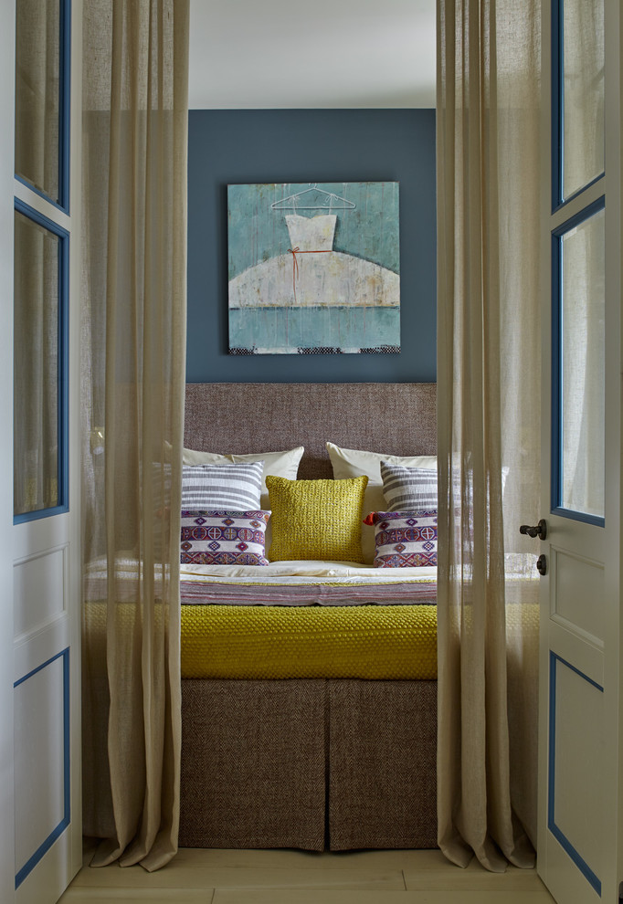 Пример оригинального дизайна: спальня в стиле неоклассика (современная классика) с синими стенами