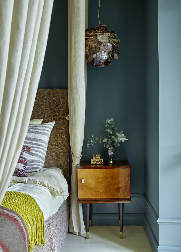 Esempio di una camera da letto classica con pareti blu, pavimento in legno verniciato e pavimento bianco