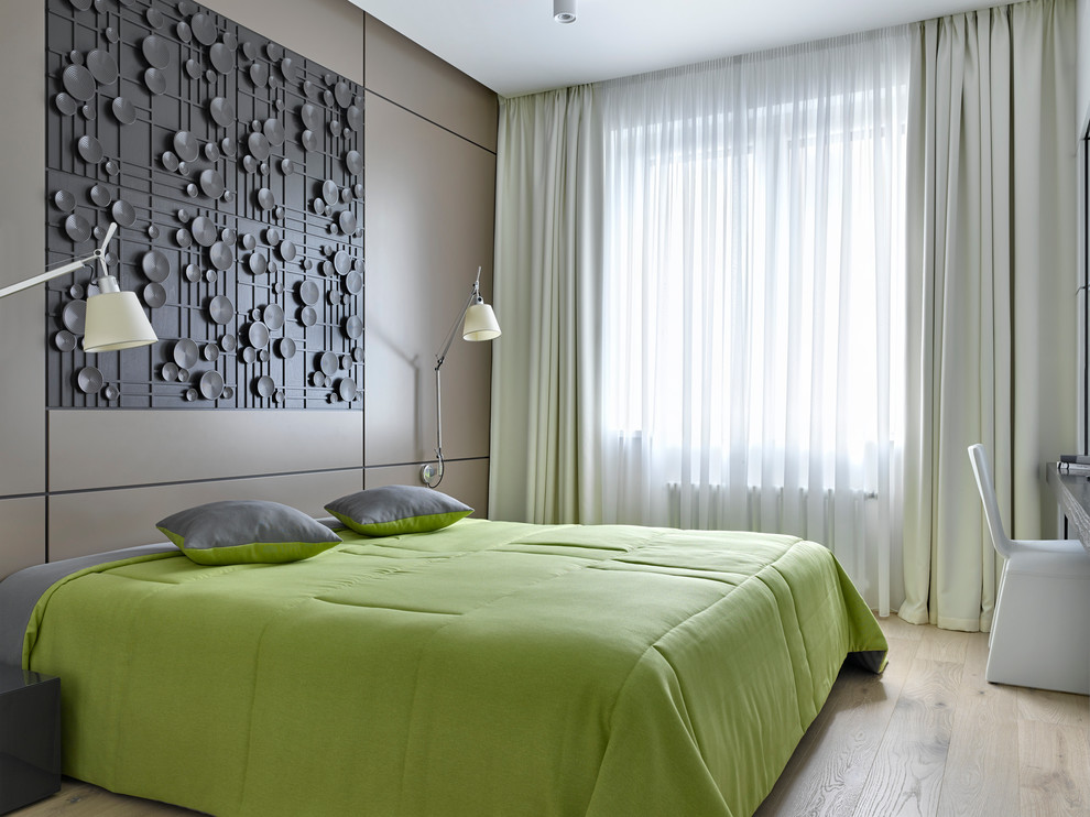 Пример оригинального дизайна: хозяйская спальня в современном стиле с бежевыми стенами, светлым паркетным полом и кроватью в нише без камина