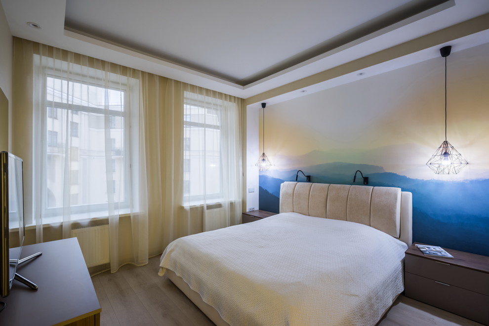 На фото: хозяйская спальня в современном стиле с разноцветными стенами и паркетным полом среднего тона