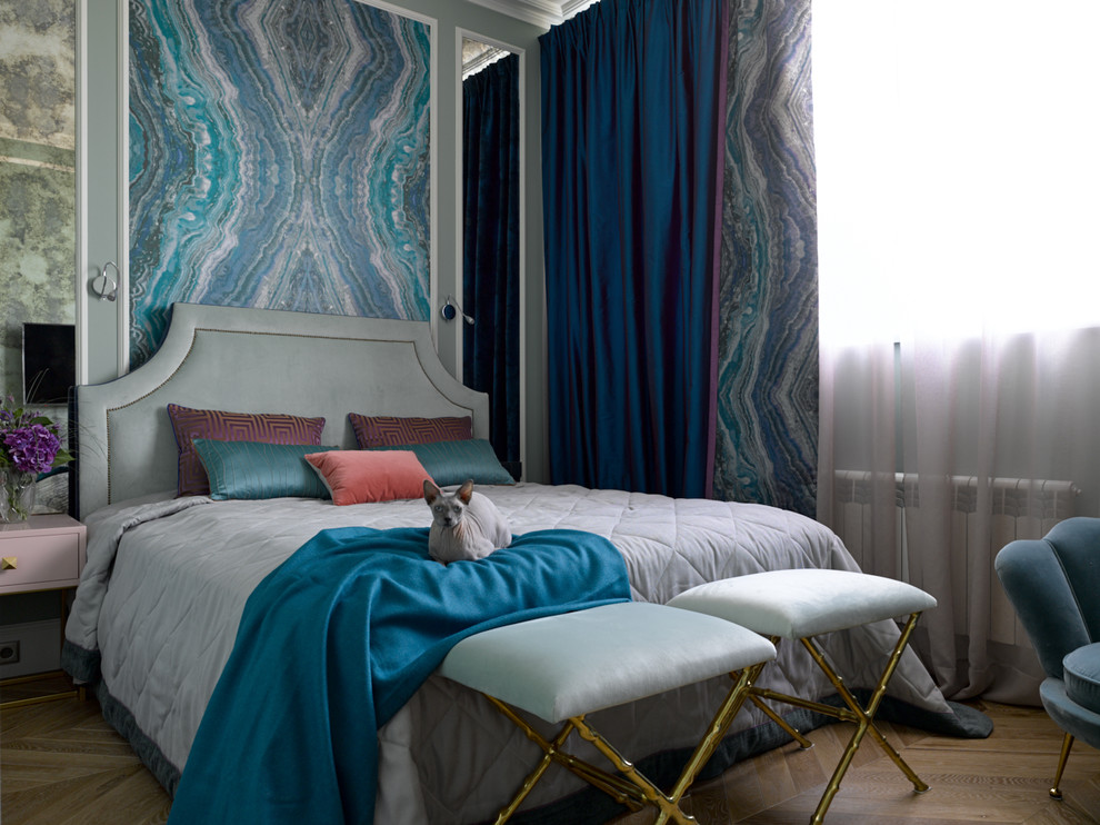 Свежая идея для дизайна: спальня в современном стиле с синими стенами, паркетным полом среднего тона, коричневым полом и синими шторами - отличное фото интерьера