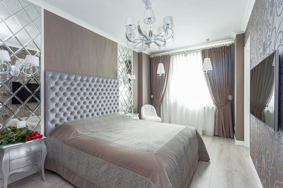 Imagen de dormitorio principal clásico renovado pequeño sin chimenea con paredes grises y suelo de madera clara