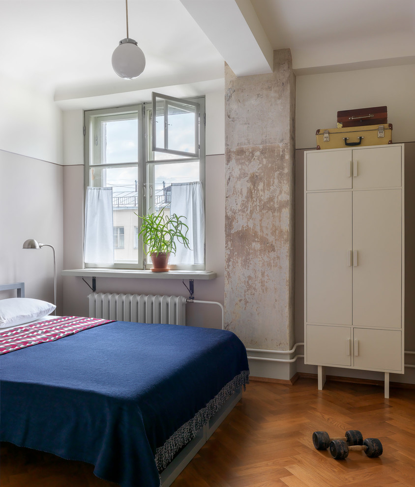 Источник вдохновения для домашнего уюта: хозяйская спальня: освещение в стиле ретро с бежевыми стенами, паркетным полом среднего тона и коричневым полом