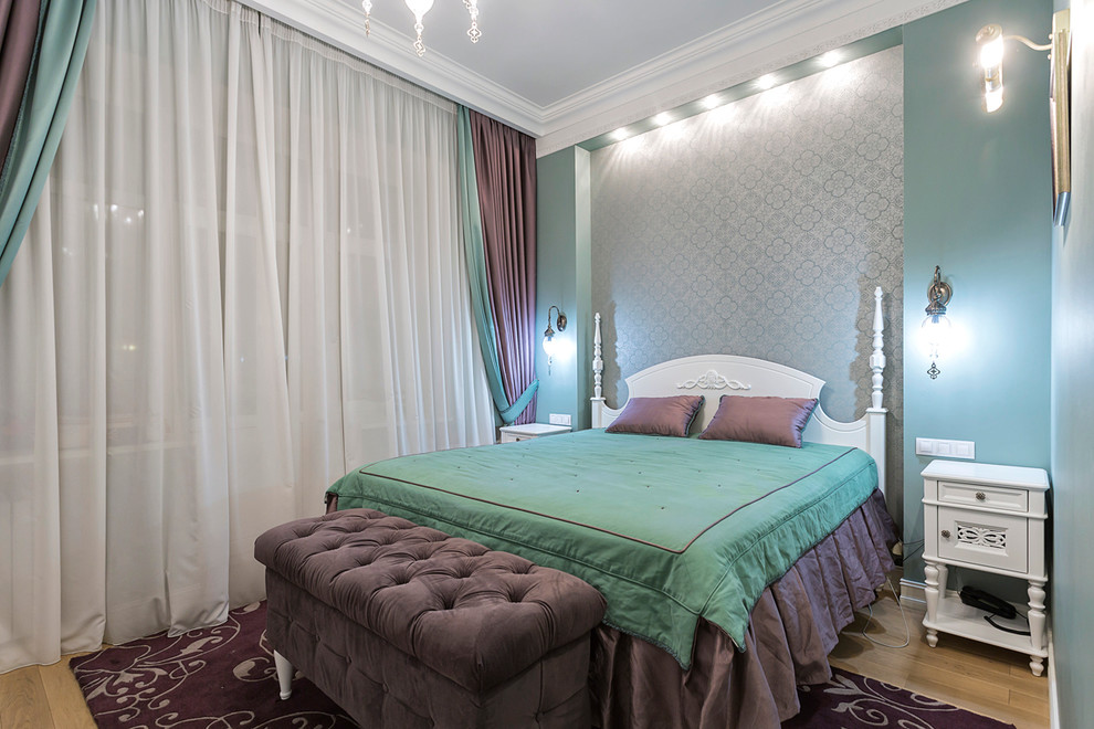 Klassisches Hauptschlafzimmer mit blauer Wandfarbe und hellem Holzboden in Moskau