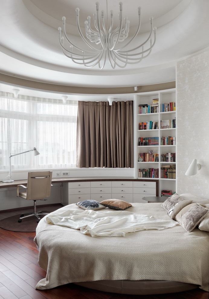 Immagine di una camera da letto contemporanea con angolo studio