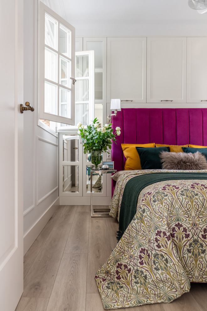 Идея дизайна: хозяйская спальня среднего размера в стиле неоклассика (современная классика) с белыми стенами, полом из ламината и бежевым полом
