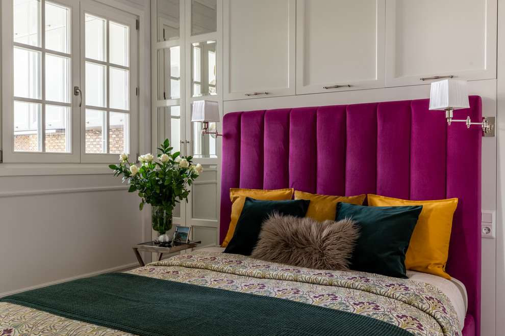 На фото: хозяйская спальня среднего размера в стиле неоклассика (современная классика) с белыми стенами, полом из ламината и бежевым полом