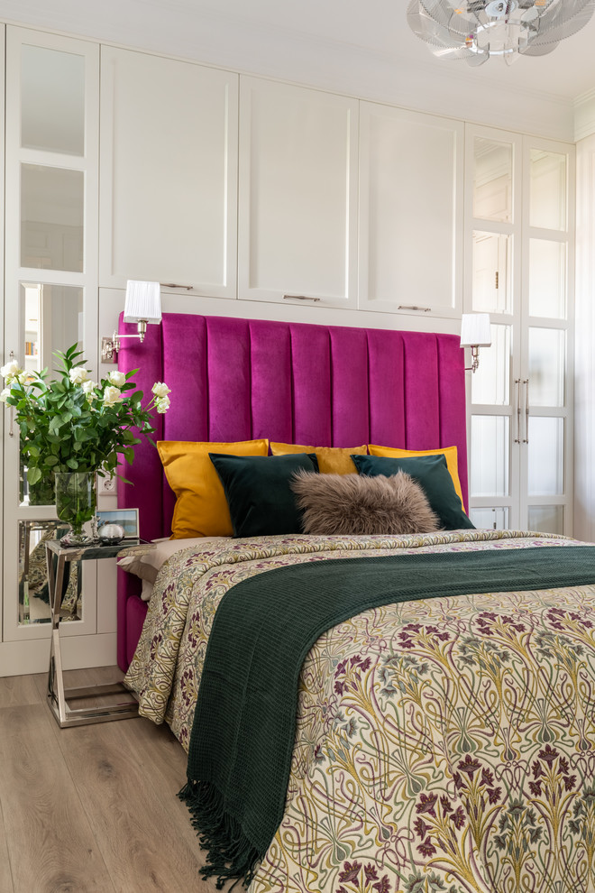 На фото: хозяйская спальня среднего размера в стиле неоклассика (современная классика) с белыми стенами, полом из ламината и бежевым полом с