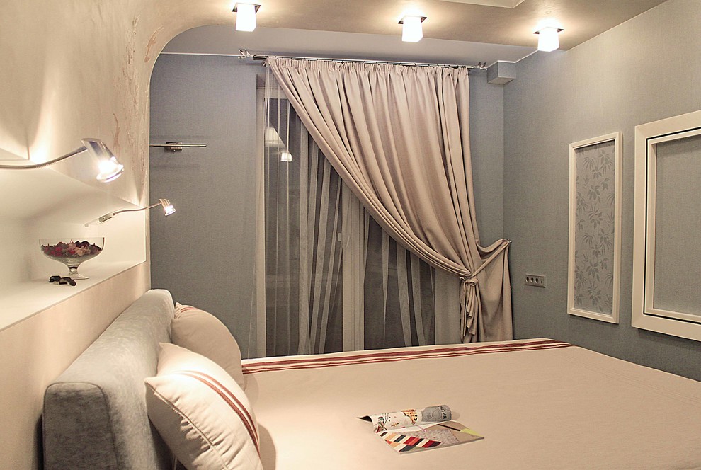 Источник вдохновения для домашнего уюта: хозяйская спальня в современном стиле с бежевыми стенами, темным паркетным полом и коричневым полом
