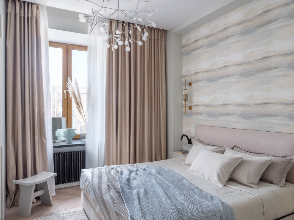Ejemplo de dormitorio principal contemporáneo con paredes beige, suelo de madera clara y suelo beige