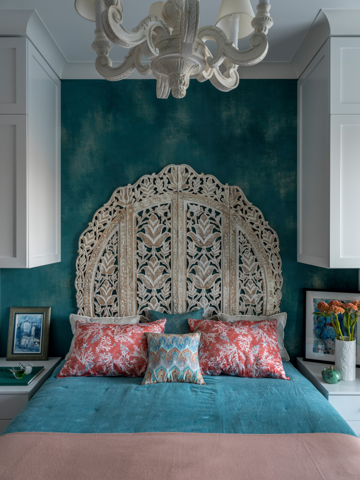Стильный дизайн: хозяйская спальня среднего размера в стиле неоклассика (современная классика) с синими стенами, паркетным полом среднего тона и коричневым полом без камина - последний тренд