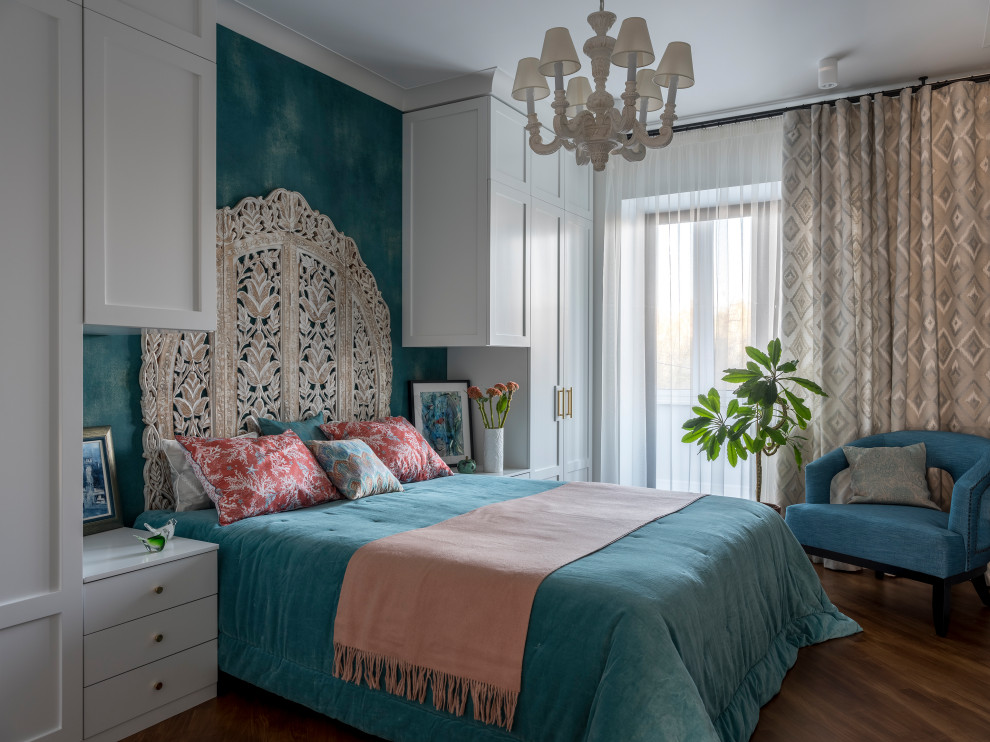 Источник вдохновения для домашнего уюта: хозяйская спальня среднего размера в стиле неоклассика (современная классика) с синими стенами, паркетным полом среднего тона, коричневым полом и кроватью в нише без камина