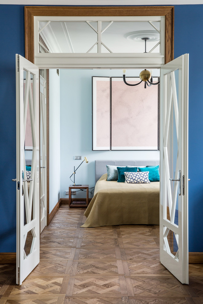 Свежая идея для дизайна: хозяйская спальня в стиле неоклассика (современная классика) с синими стенами, паркетным полом среднего тона и коричневым полом - отличное фото интерьера