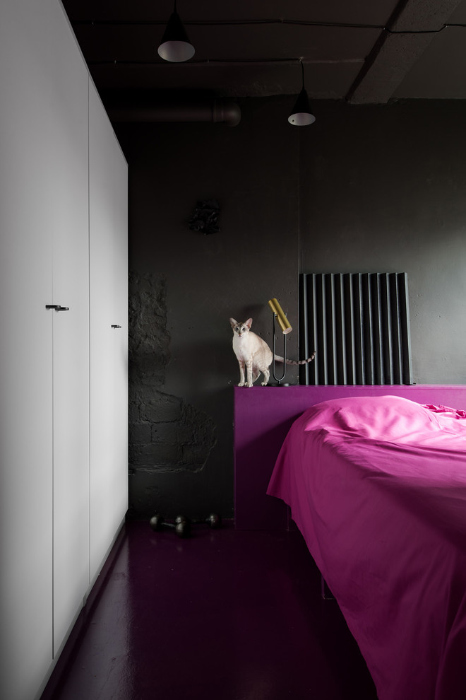 Ispirazione per una camera matrimoniale contemporanea con pareti nere e pavimento viola