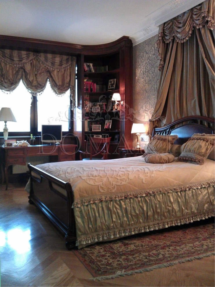 モスクワにあるトラディショナルスタイルのおしゃれな主寝室のレイアウト