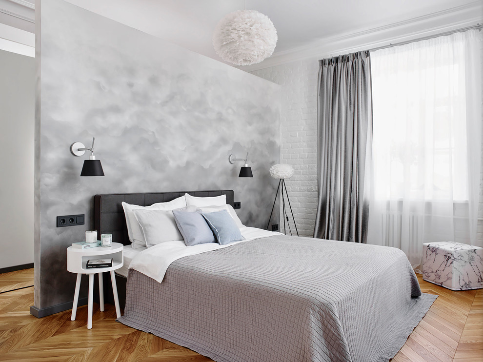 Пример оригинального дизайна: хозяйская, серо-белая спальня в современном стиле с серыми стенами и паркетным полом среднего тона
