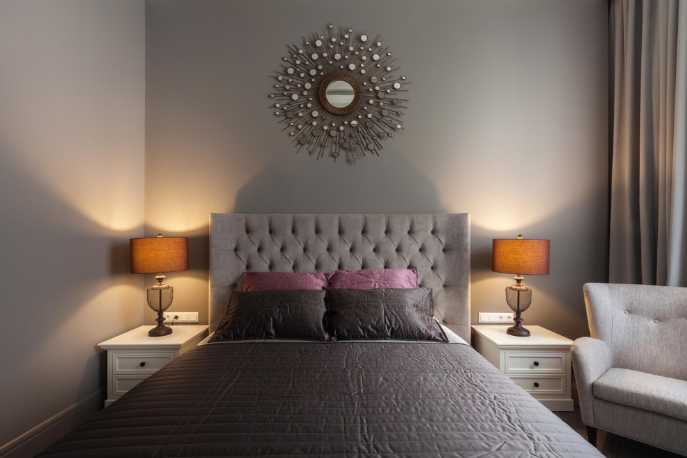 На фото: хозяйская спальня среднего размера в стиле неоклассика (современная классика) с серыми стенами с