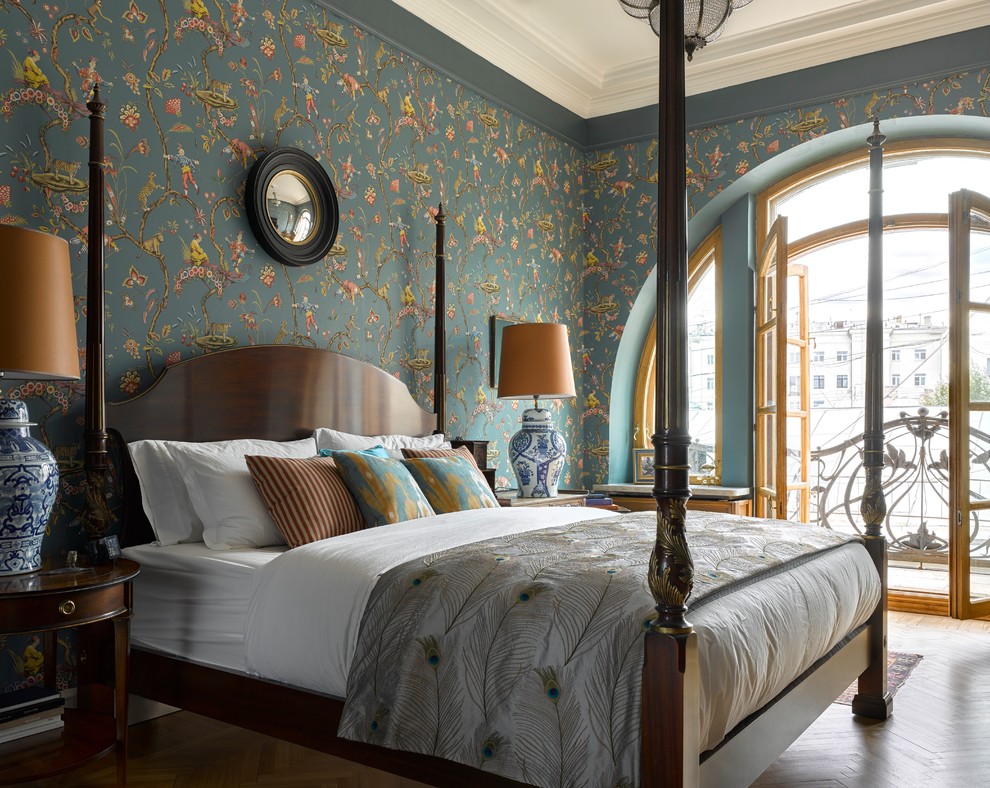 Идея дизайна: хозяйская спальня в классическом стиле с разноцветными стенами