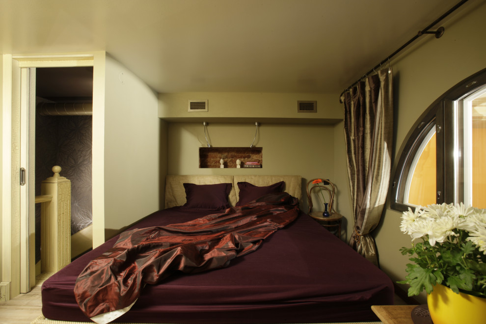 Modelo de dormitorio tipo loft clásico renovado pequeño con paredes beige, suelo laminado y suelo beige