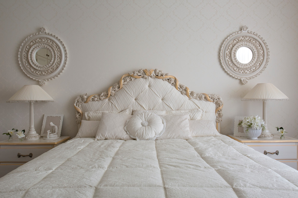 Idée de décoration pour une chambre tradition avec un mur blanc.