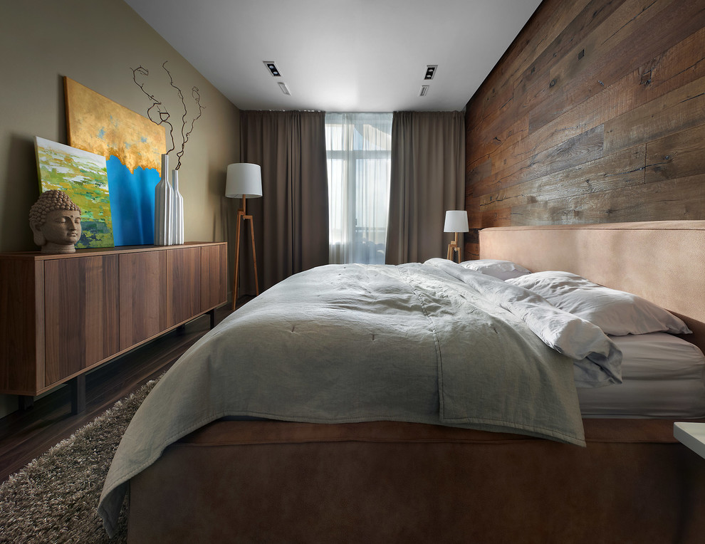 エカテリンブルクにあるコンテンポラリースタイルのおしゃれな主寝室 (茶色い壁、濃色無垢フローリング、茶色い床) のインテリア