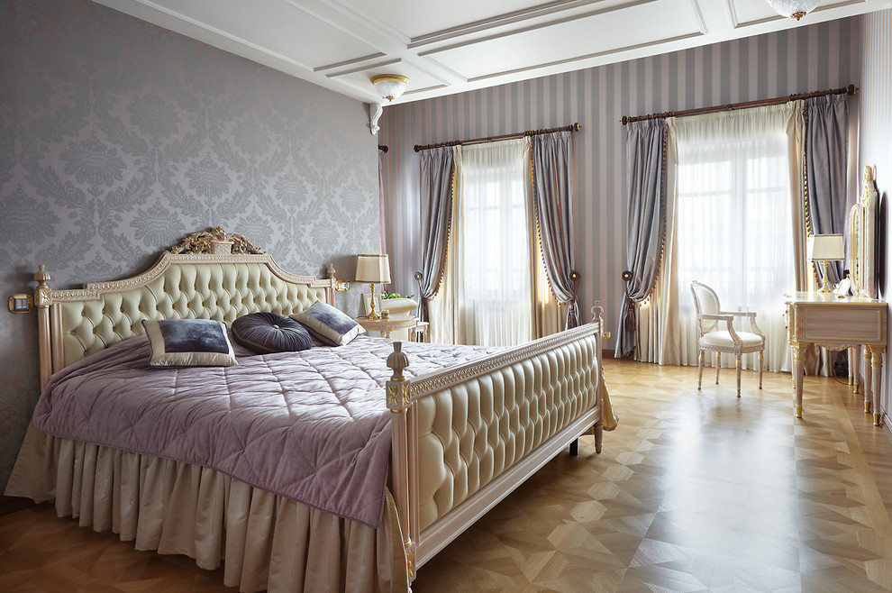 Стильный дизайн: хозяйская спальня в классическом стиле с фиолетовыми стенами и светлым паркетным полом - последний тренд