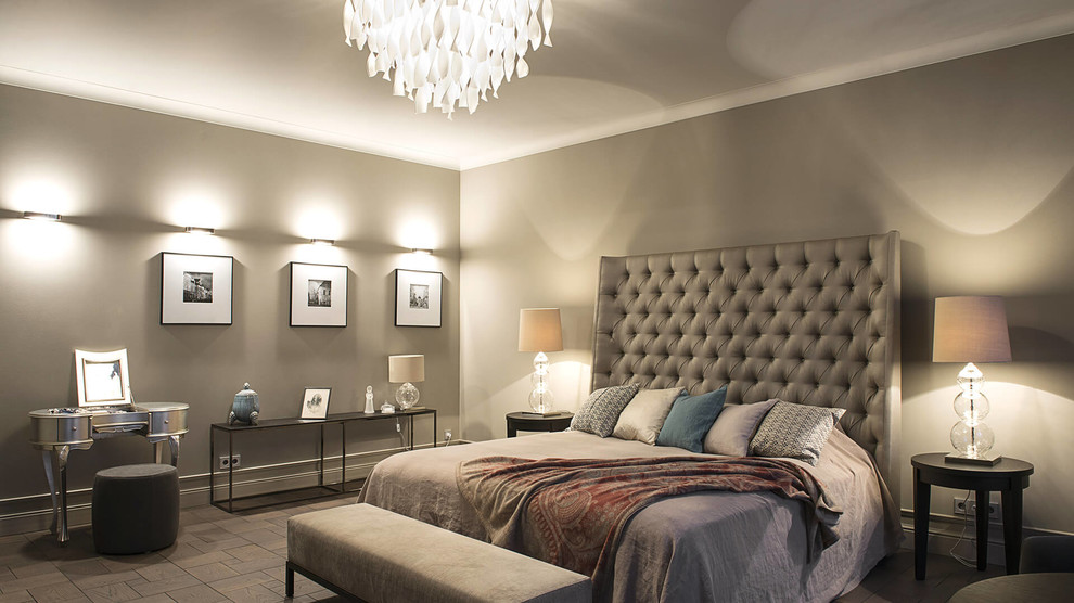 Diseño de dormitorio contemporáneo sin chimenea con paredes grises