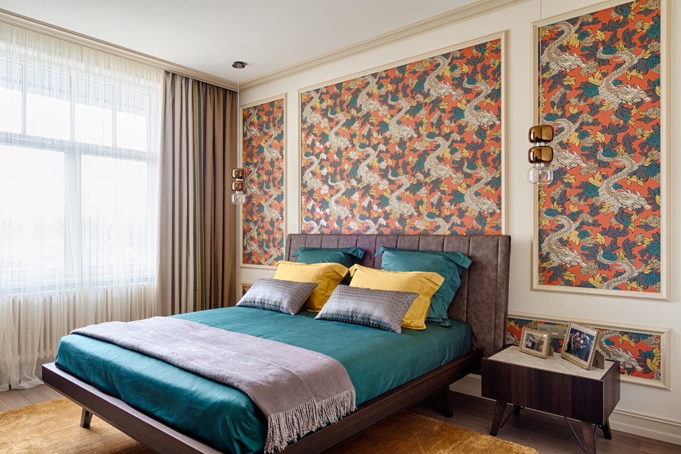 Mittelgroßes Modernes Hauptschlafzimmer mit bunten Wänden, dunklem Holzboden, braunem Boden und Tapetenwänden in Sankt Petersburg