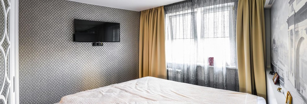 На фото: маленькая хозяйская спальня в современном стиле с серыми стенами, паркетным полом среднего тона и бежевым полом для на участке и в саду с