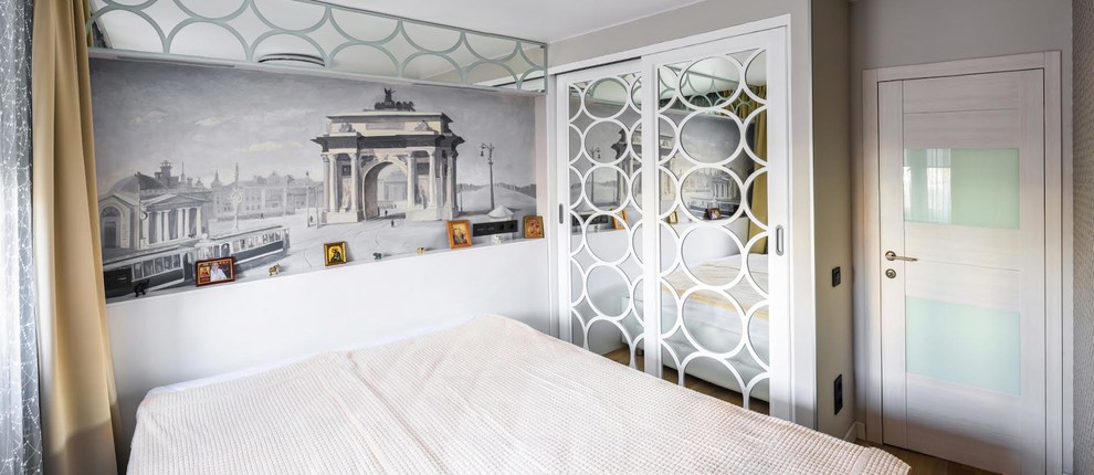 Свежая идея для дизайна: маленькая хозяйская спальня в современном стиле с серыми стенами, паркетным полом среднего тона и бежевым полом для на участке и в саду - отличное фото интерьера