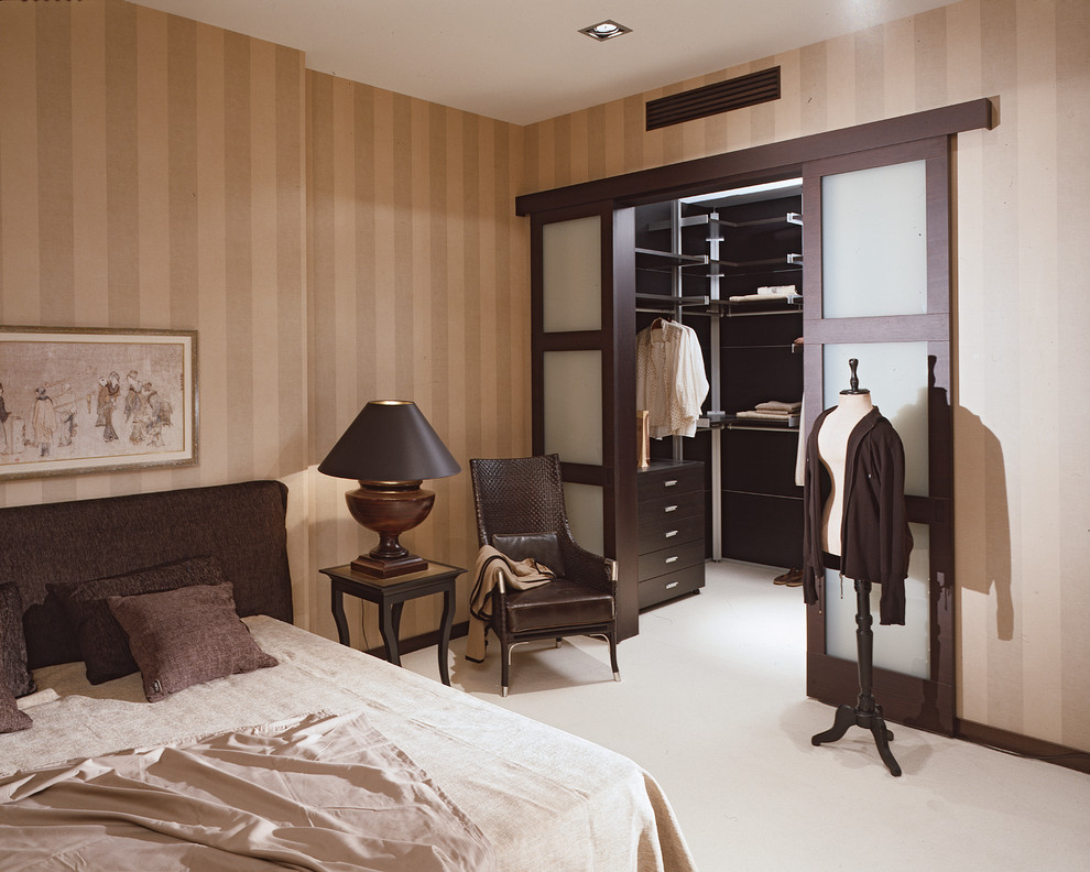 Идея дизайна: большая хозяйская спальня в стиле неоклассика (современная классика) с бежевыми стенами, белым полом и ковровым покрытием